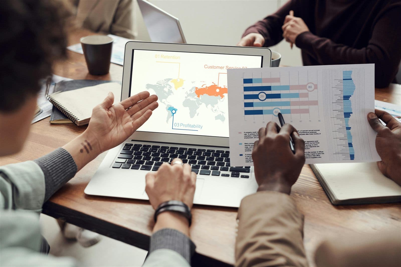 Des consultants analysent ensemble des données de performance